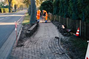 Am 27. und 28.10.2014 hat der Bauhof der Gemeinde Oyten den Fußweg zum Sagehorner Bahnhof wieder hergerichtet.