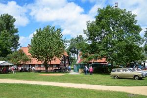 Das Heimathaus unter blauem Himmel. Auch das Wetter spielte mit beim Tag der Heimatvereine in Oyten.