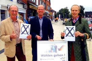 Axel Diekmann VdS-Marketing (links), Hans-Joachim Blohme 1. Vorsitzender (rechts), Axel Junge Vertreter des Oytener Bürgermeisters (mittig)