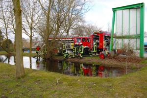 Die Feuerwehr Oyten beim Abpumpen des Regenrückhaltebeckens.