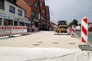 Der erste Abschnitt des neuen Gehwegs an der Hauptstraße ist fast fertig.